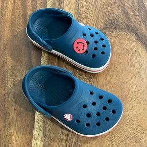 Crocs C Size 7 - Navy blue with white and red stripes